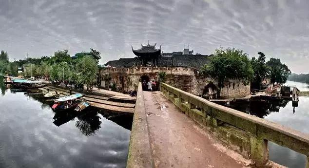 小萌妹的甜美装扮